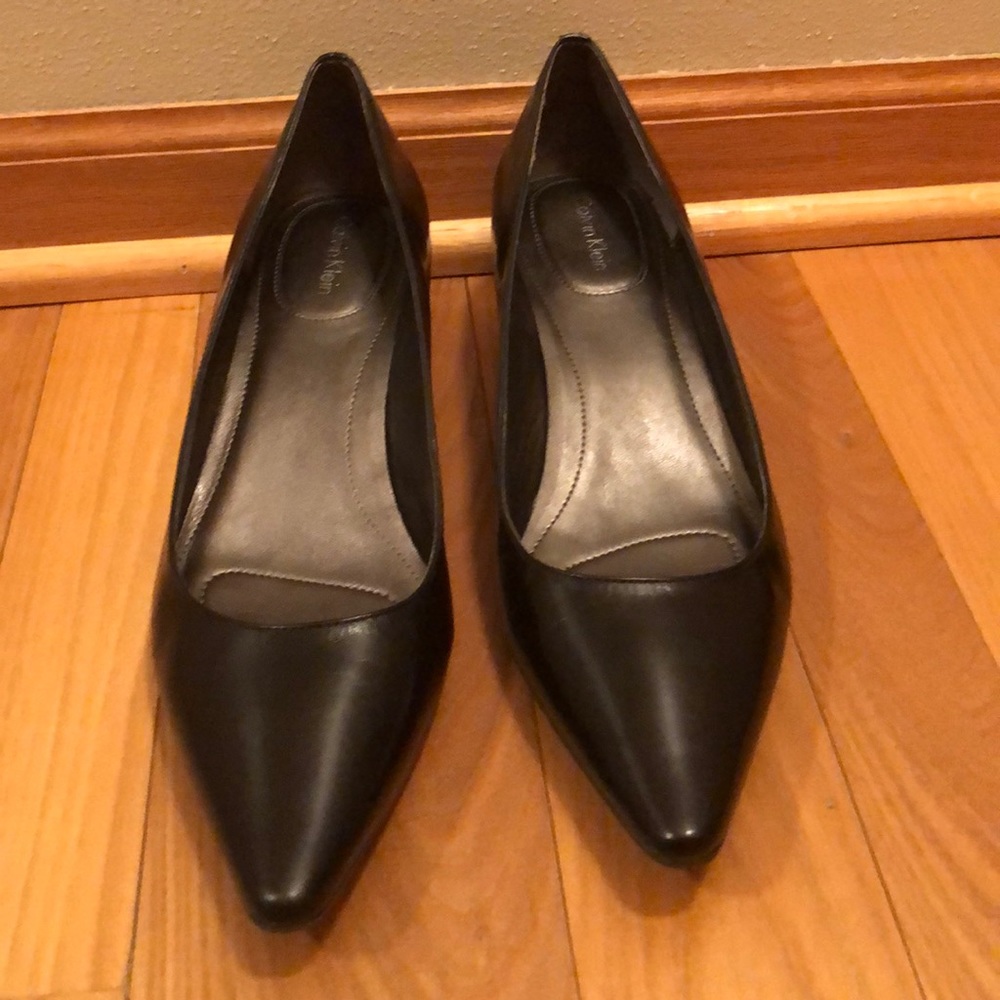 Low heel leather pumps